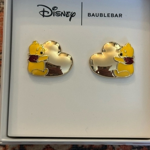 🔹️Disney X Baublebar🔹️ Gold Heart Shaped Winnie the Pooh Stud Earrings ✨️💛 - Picture 3 of 4